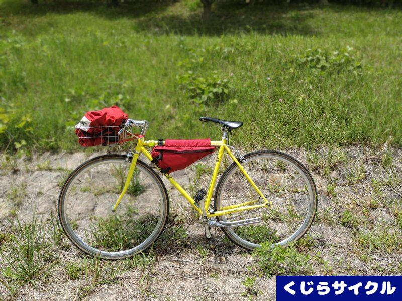 フロントに荷物を積載したシングルスピードの自転車