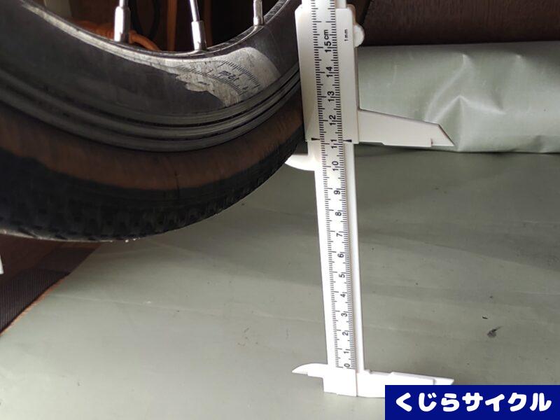 センタースタンドで後輪が上がっている