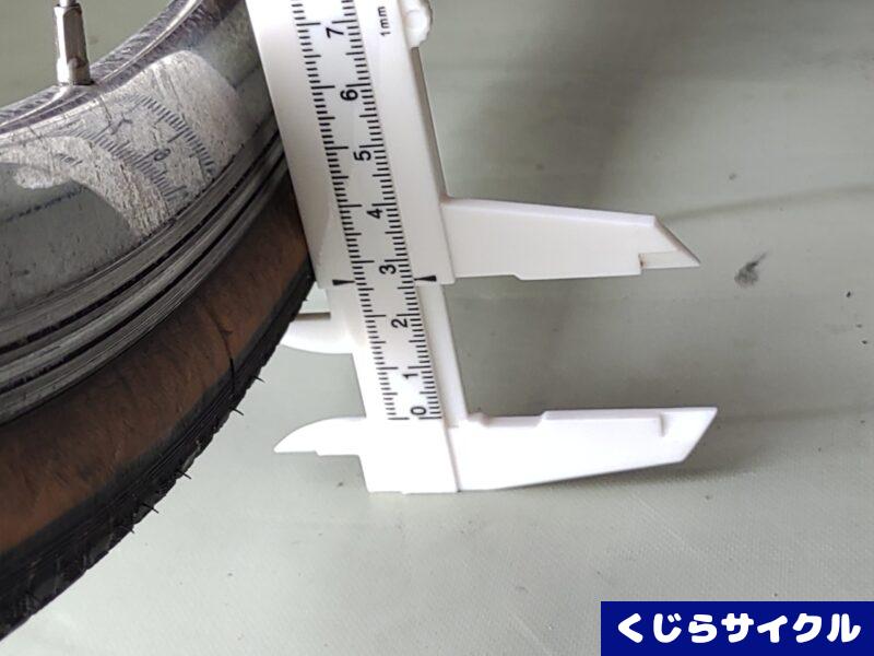 センタースタンドをカットしたあとの後輪の上がり具合