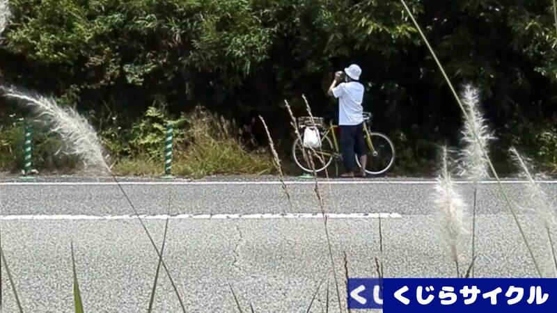 ミノウラのリアキャリアMT-800Nを取り付けた自転車と水を飲む人